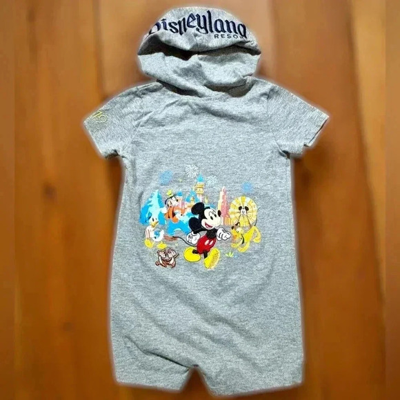 Disney Land 18 mo Hooded SS Grey bottom buttoned Romper w characters. - Picture 7 of 9